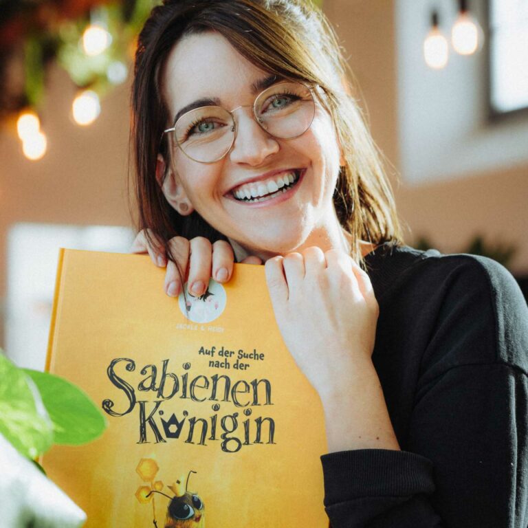 Franzi mit Kinderbuch "Auf der Suche nach der Sabienenkönigin"